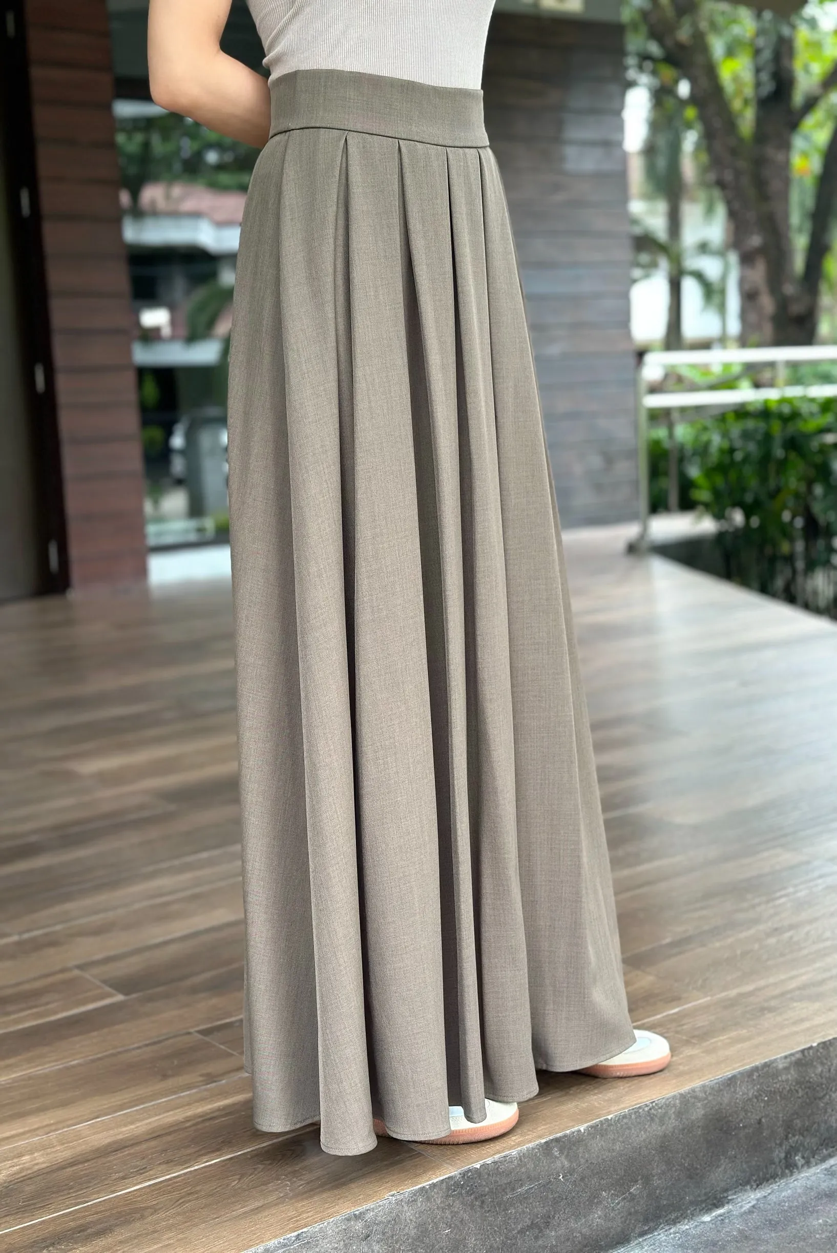 Beverly Pleated Skirt in Brown