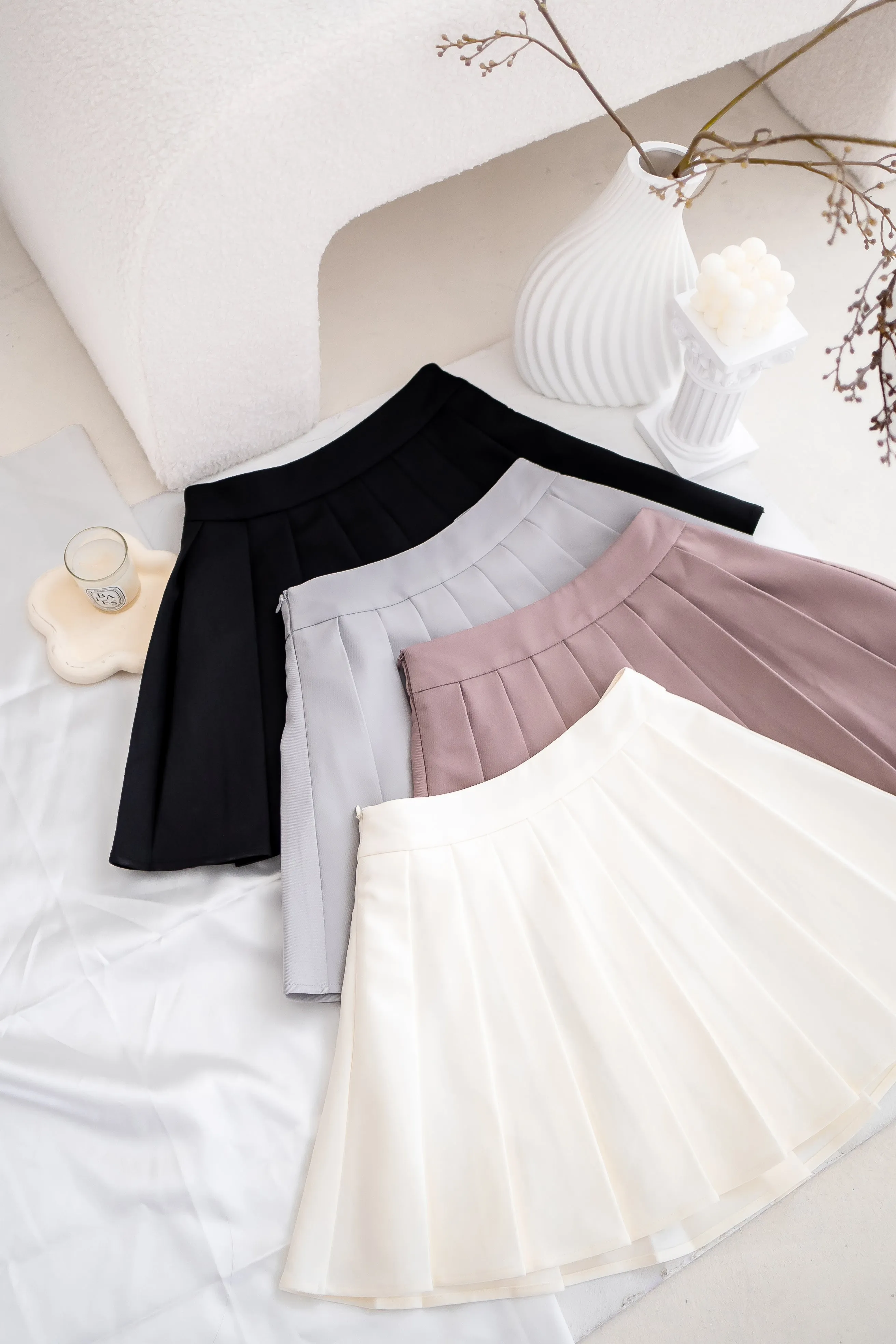 CAMU PLEATED SKIRT IN CREAM WHITE